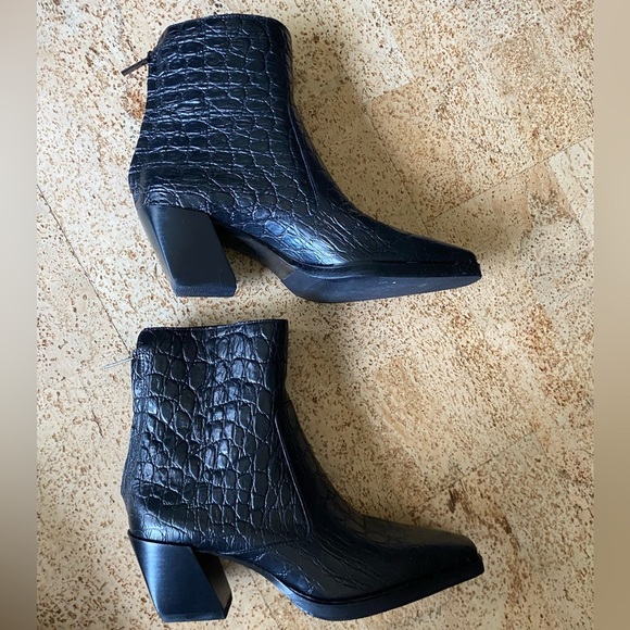 VINCE CAMUTO Black Croco Crocodile Patent Leather Boots Size 9 - Picture 2 of 11